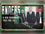 Tre mænd i jakkesæt står foran en baggrund med et italiensk flag, hvor der på et slidt metalskilt står »Anders Blichfeldt & Den Benhårde Trio fra Rom«.