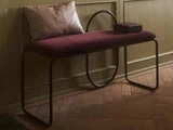 ANGUI pulverlakeret bænk i bordeaux bomuldsfløjl fra AYTM