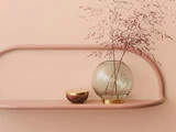 Stor ANGUI hylde i rosa fra AYTM - L: 78 cm