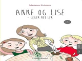 Illustreret bogomslag med tre smilende børn, der leger med modellervoks ved et bord. Titlen lyder ANNE OG LISE - LEGER MED LER af Marianne Pedersen.