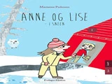 En pige i vintertøj ser på sit spejlbillede i et vindue ved siden af en rød bygning med et snedækket træ og en ugle i baggrunden. Teksten lyder ANNE OG LISE - I SNEEN.