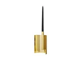 En moderne væglampe i guld holder et enkelt, højt sort lys. Lampen har en skinnende, buet metaloverflade og et minimalistisk design.