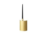 En guldfarvet, cylindrisk beholder til flydende eyeliner med en høj, tynd, sort applikatorpensel, der står oprejst mod en hvid baggrund.