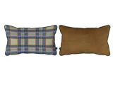 To rektangulære puder: den ene med et blåt, gult og rosa ternet mønster og den anden i ensfarvet brun, begge med sort piping rundt i kanterne.