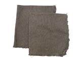 To foldede, rektangulære, gråbrune, vævede stofservietter med let flossede kanter, placeret overlappende på en hvid baggrund.