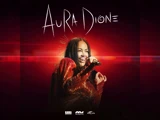 En kvinde i funklende rødt tøj synger i en mikrofon på scenen, og over hende står der Aura Dione med store hvide bogstaver på en rød baggrund.