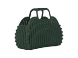 Mørkegrøn plasttaske i kurvestil med vævet design, afrundet form og to hanke, vist på hvid baggrund.