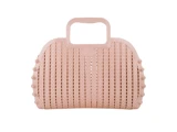 En lyserød, rektangulær håndtaske med vævet struktur, firkantet håndtag og runde knapdetaljer langs siderne.