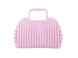 En lyserød håndtaske af plast i vævet stil med rektangulært håndtag og afrundede kanter, vist på en hvid baggrund.