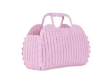 En pink, vævet plastiktaske med dobbelt håndtag og en afrundet form, vist på en hvid baggrund.