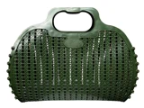 En mørkegrøn flettet plastkurv med hank, afrundet form og gitterlignende mønster.