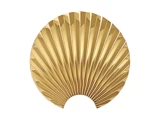 Guld, vifteformet dekorativt objekt med en skællet kant og jævnt fordelte, udstrålende riller; ligner en stiliseret muslingeskal.