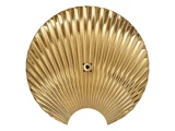 Et rundt, guldfarvet, vifteformet dekorativt vægstykke med en riflet, plisseret struktur og et lille hul i midten.