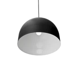 En minimalistisk sort kuppelformet pendellampe med hvidt indre, der hænger i en sort ledning mod en hvid baggrund.