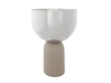 En moderne dekorativ vase med en skinnende sølvfarvet skålformet top og en glat, mat beige cylinderformet bund.