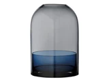 En kuppelformet vase i klart gråt glas med en cylindrisk base og en mørkeblå underdel på en hvid baggrund.