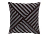 Firkantet pude med et sort og gråt diagonalt stribet mønster, der danner en X-form i midten. Stoffet virker blødt og fløjlsagtigt.