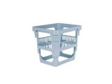 Lyseblå, firkantet opbevaringskurv i plast med åbne sider og slidset design, vist på hvid baggrund.