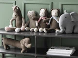 Bamse abe med lyserødt tørklæde fra Ib Laursen - H42 cm