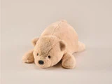En blød, lysebrun plysbjørn ligger fladt på maven mod en almindelig, lys baggrund.