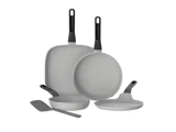 Et sæt bestående af fire lysegrå non-stick-pander med sorte håndtag og en matchende spidsvender.