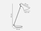 Stregtegning af en skrivebordslampe med mål: 44 cm høj, 18 cm bredde på basen, 23 cm længde på lampeskærmen og 14,5 cm højde på lampeskærmen.