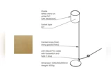 Teknisk diagram over en gulvlampe med mærkater, der angiver lampeskærmens materiale, fatningstype, messingfinish, kabelspecifikationer, mål og vægt.