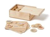 Et matchningsspil i træ med illustrerede skiver og plader, der viser billeder som biler, dyr og mad, med en opbevaringsboks med skydelåg.