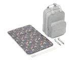 En lysegrå rygsæk med forlommer, et farverigt pusleunderlag med dyremønster, to stropper og to hvide stænger, alt sammen vist på en hvid baggrund.