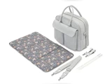 En lysegrå pusletaske med håndtag, et matchende pusleunderlag med dyreprint, to stropper, to clips og tre hvide stænger på en hvid baggrund.