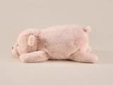En blød, lyserød plysbjørn ligger på maven mod en almindelig beige baggrund. Bjørnen har en lille hale og lukkede øjne og ser ud til at hvile eller sove.