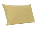En rektangulær lysegul pude med et enkelt, ensfarvet stofbetræk, placeret på en hvid baggrund.