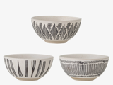 Tre keramikskåle med forskellige sorte lineære mønstre på en hvidplettet baggrund, arrangeret mod en hvid baggrund.
