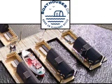 Luftfoto af flydende bådhuse og en kaj med mennesker og en båd; ovenover ses Boathouses.dk-logoet med en båd og bølger.