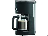 En sort Bodum-kaffemaskine med en glaskaraffel fyldt med kaffe, med betjeningsknapper og en vandstandsindikator på siden.