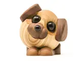 En rund hundefigur af træ med ører, næse og fødder af mørkt træ og skinnende sorte øjne, der sidder på en hvid baggrund.