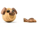 Et rundt hundehoved af træ med mørke ører og næse sidder ved siden af et separat træstykke formet som hundepoter.