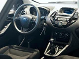 Interiørbillede af en Ford-bil med rat, instrumentbræt med touchscreen-display, manuelt gearskifte, betjeningsknapper og nøgler, der hænger fra tændingen.