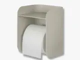 En beige væghængt toiletpapirholder med en hylde på toppen, hvor der er plads til en rulle toiletpapir.