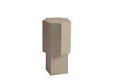 En beige, geometrisk skulptur med en ottekantet top og en rektangulær base, der står oprejst på en ensfarvet hvid baggrund.