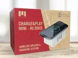 Rød og beige æske med MIIEGO Charge&Play Mini RE:DUCE, en trådløs højttaler og ladestation, med et billede af en telefon, der oplader oven på højttaleren.