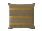 En firkantet, beige pude med to tynde, vandrette, gule striber og en tyk, gul stribe på forsiden.