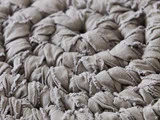 Rundt Crochet tæppe fra House Doctor - Grå