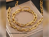 En chunky guldkæde og et armbånd vises på en beige æske. Teksten chunky halskæde og armbånd vises i nederste venstre hjørne.