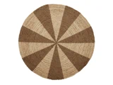 Rundt vævet tæppe med skiftevis lyse og mørkebrune trekantede segmenter, der skaber et solstråle- eller pinwheel-mønster.