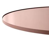 Nærbillede af en rund, rosaguld- eller kobberfarvet metalbakke eller bordplade med en glat, reflekterende overflade mod en hvid baggrund.