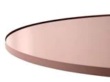 Nærbillede af en rund, rosaguld- eller kobberfarvet metalbakke eller bordplade med en glat, reflekterende overflade mod en hvid baggrund.