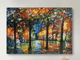 Farverigt impressionistisk maleri af høje træer med levende efterårsblade i orange, gule, blå og røde nuancer og en sti, der løber gennem skoven.