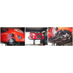 En rød bil løftes på en hydraulisk lift i en garage, og der vises nærbilleder af fronten, undersiden og hele fronten af bilen.