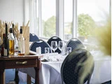 Ophold på Hotel Juelsminde Strand - 3-retters menu & vin med i pakken